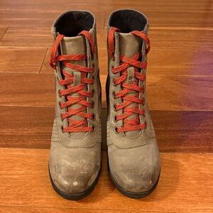 Sorel Lexie Wedge Ankle Boot (Women's) size 7.5 gray with red laces